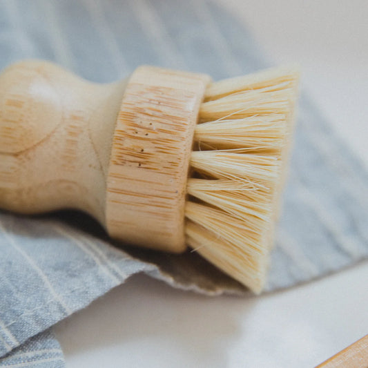 Só Home - Natural Sisal Bamboo Brush has sturdy bristles to scrub at even the toughest stuck on food.